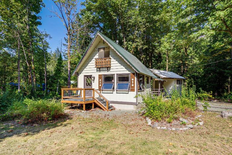 Walk to Skykomish River: Wooded Escape w/ Fire Pit - B&B Gold Bar