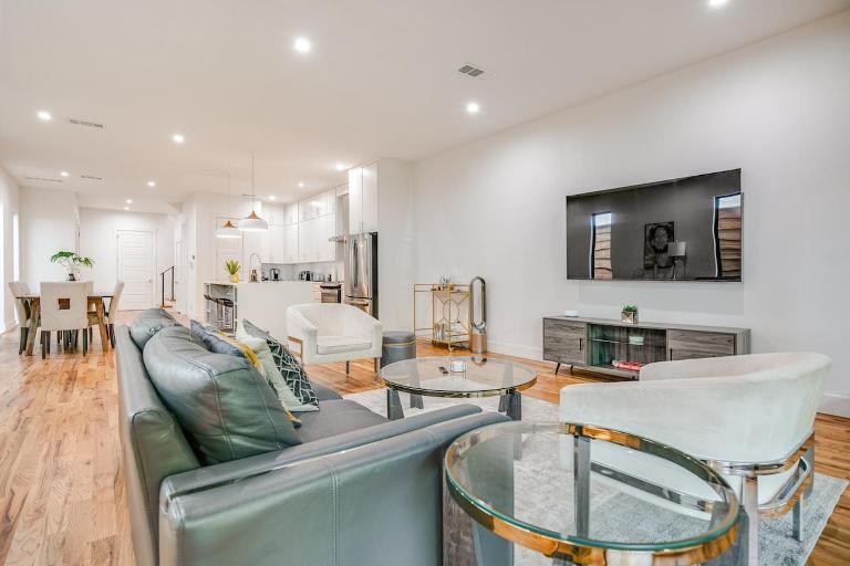 Uptown Modern with Private Patio & 1Gbps Wi-Fi - B&B Dallas