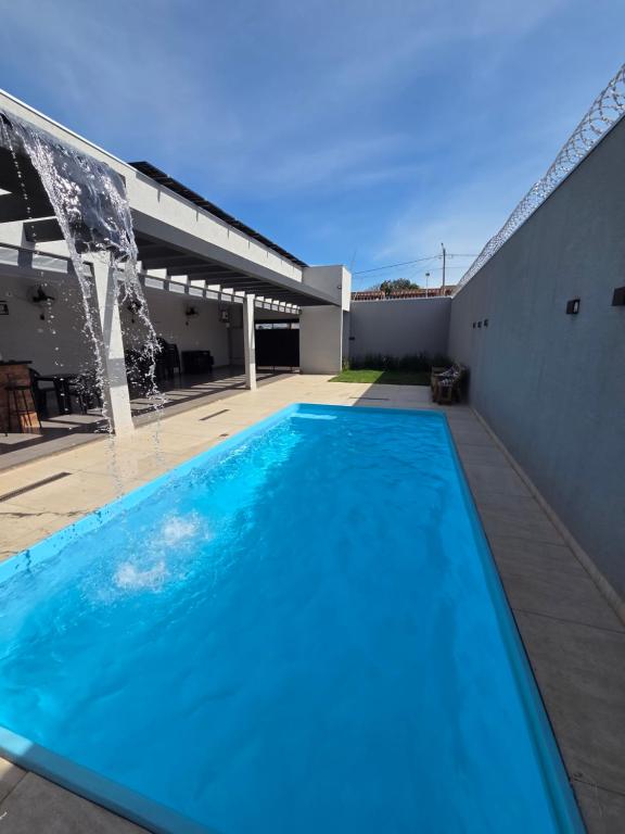 Linda Casa Nova e com piscina - B&B Campo Grande