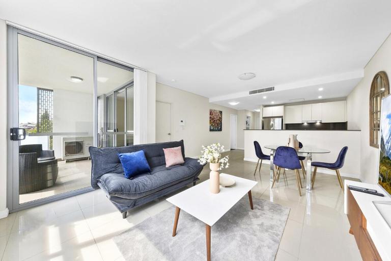 2BR APT Ideal for Families or Business Stays - B&B Sydney
