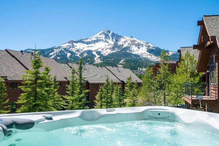 Cozy Condo | Hot Tub Views | Steps to Ski Shuttle - Bed and Breakfast Big Sky