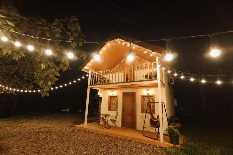 Love Corner - Bed and Breakfast Batoemi