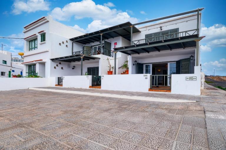 Apartamento El Charcon B - 10 meters to the Beach By Lanzarote Vacation Homes - B&B Arrieta