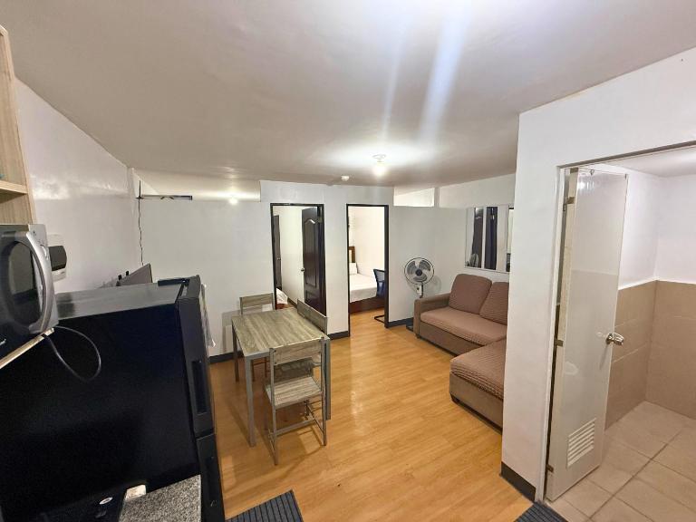 2-Bedroom Condo in Imus Cavite with UNLI WIFI, 50" TV, Netflix, Family Computer, Pool - Bed and Breakfast Imus