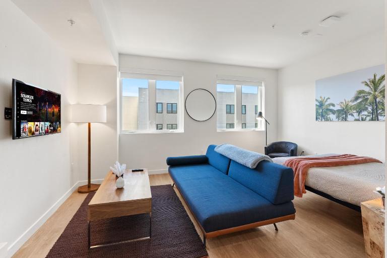 Bright Studio on Sunset Blvd Pool, Parking, Gym - Ferienwohnung Los Angeles
