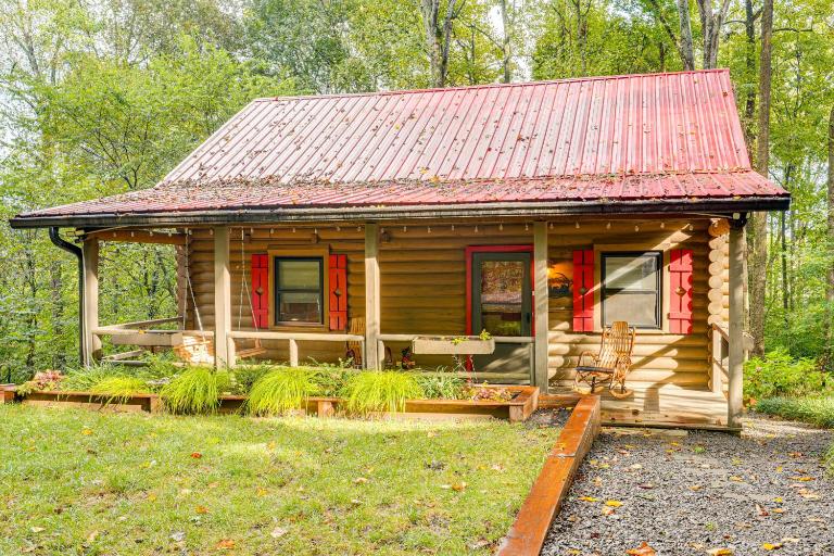 Soak in Hot Tub, Explore Outdoors: Cleveland Cabin - Bed and Breakfast Cleveland