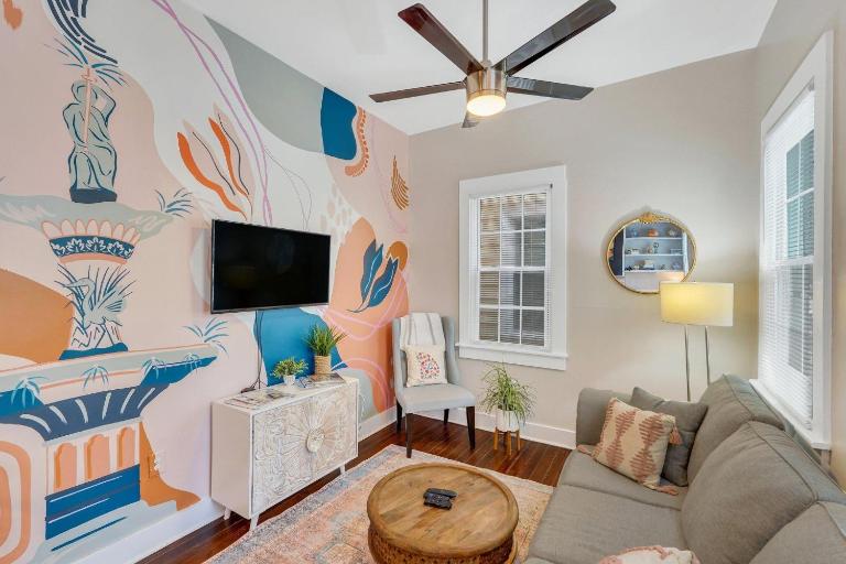 Pink Magnolia Cottage by Lucky Savannah - B&B Savannah