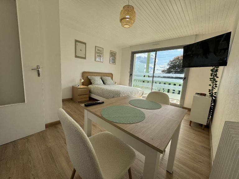 Studio lumineux de 23m avec balcon - Chambres d'hôtes Bagnoles-de-l'Orne