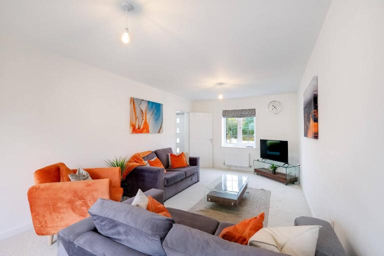6 Bedroom 3 Bathroom House in Bicester Village - Ferienwohnung Bicester