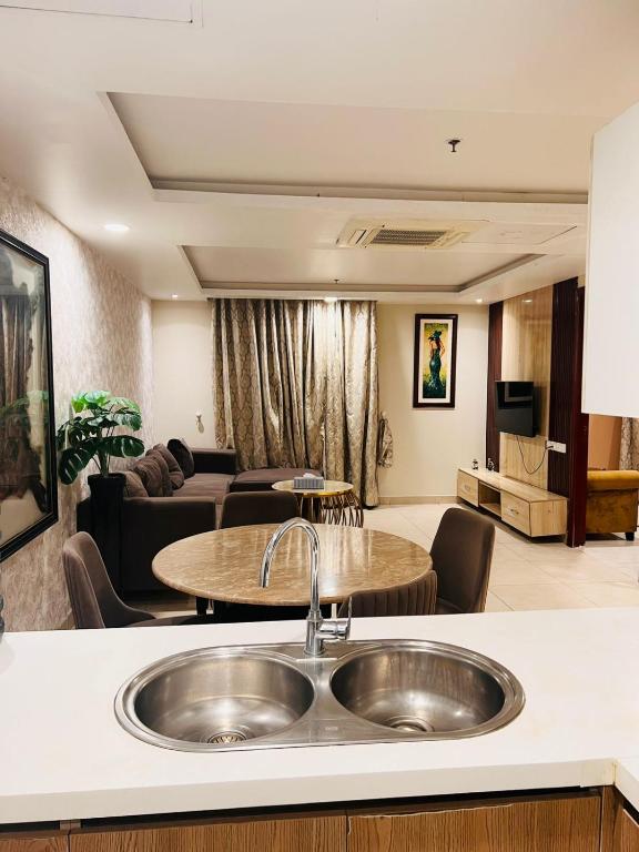 Two Bedroom Apartment in Gold Crest Mall - DHA Lahore - Bed and Breakfast Lahore