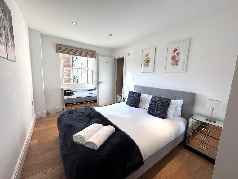 2 Bed, 2 Bath Apartment by Accommodation Windsor - Bed and Breakfast Windsor