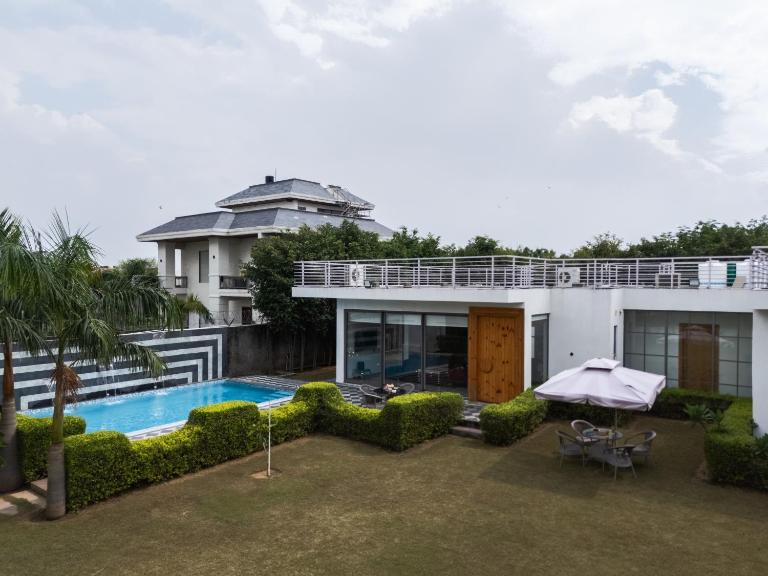The Nivaas at Villa Bonita- Luxury Farm Stay with Pool, BBQ, Lawn in Jaipur - B&B Jaipur