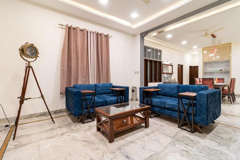 Stylish & Cozy Retreat With Jacuzzi - B&B Jaipur