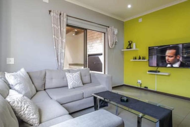 Modern 3 Bedroom with spacious braai area by CTHA - Bed and Breakfast Kaapstad