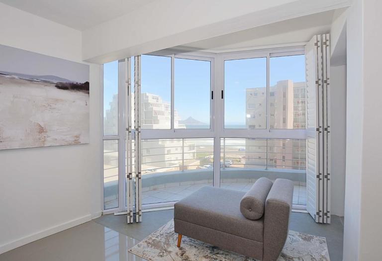3BR Beach Stay Views Backup Power by CTHA - Bed and Breakfast Bloubergstrand