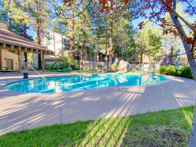 Horizons 4 - Pool & Hot Tub Access - B&B Mammoth Lakes