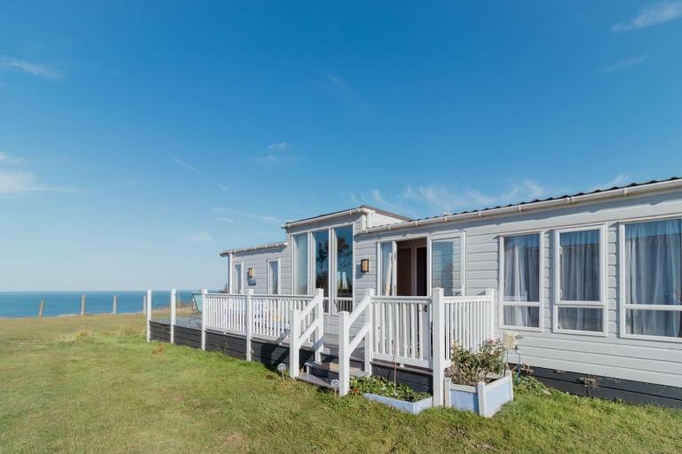 The Lodge - Dog-Friendly Sea View Lodge - Pool available for Long Stays - B&B Eastchurch