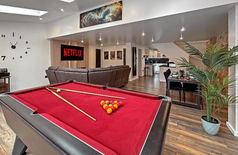 Contractors Heaven-POOL TABLE-THREE BEDROOM HOUSE WITH SEPARATE ONE BEDROOM SELF CONTAINED-Close to AIRPORT - Ferienwohnung Luton