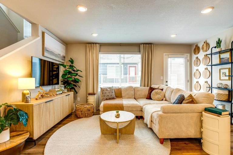 13 Mi to Dtwn Denver: Spacious Home w/ Balcony! - B&B Denver