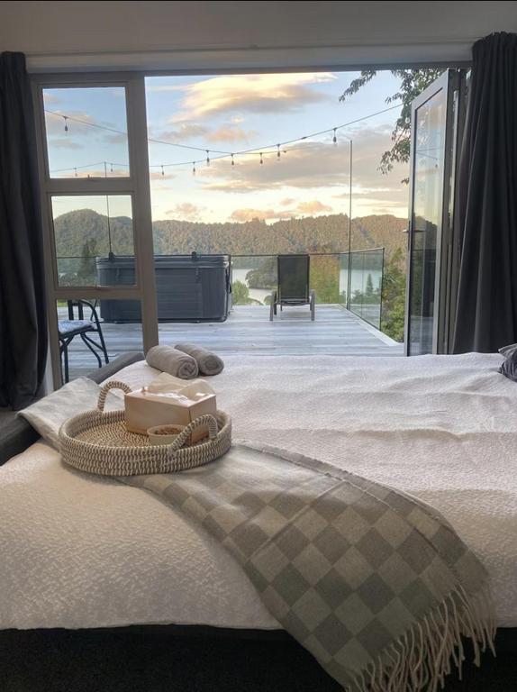 Stylish Lake Ōkāreka Retreat Views, Spa in Rotorua - B&B Rotorua