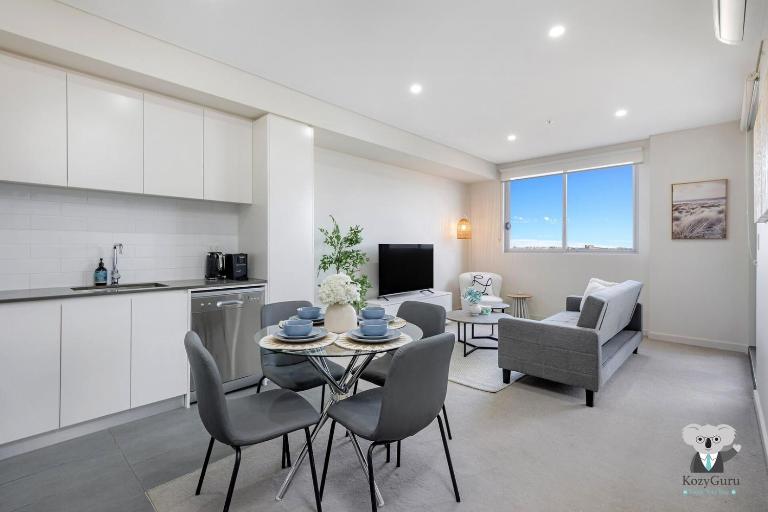 KozyGuru | Merrylands | Balcony Chic with Parking - B&B Moorlands