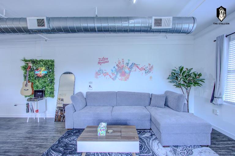 The Stallion #305 - Walk to Attractions - Modern Spacious 1BD Loft in Memphis Downtown - B&B Memphis
