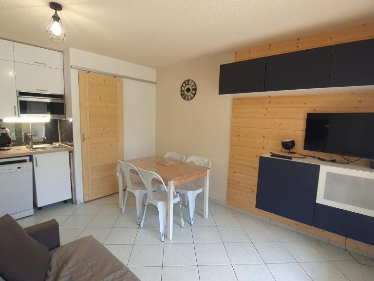 Charmant studio avec terrasse et WIFI à La Clusaz - FR-1-459-64 - B&B La Clusaz