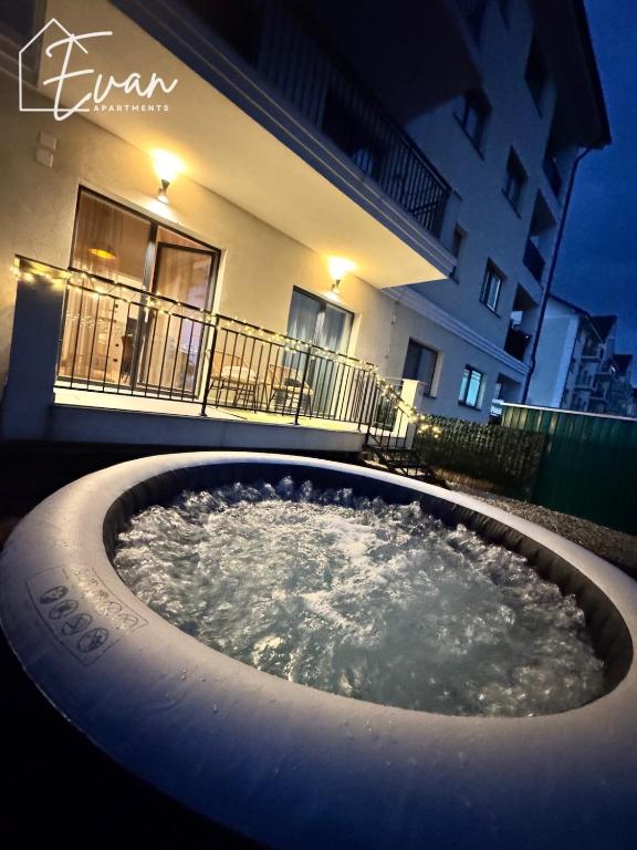 Garden Jacuzzi Apartment by Evan Apartments - Bed and Breakfast Şelimbăr