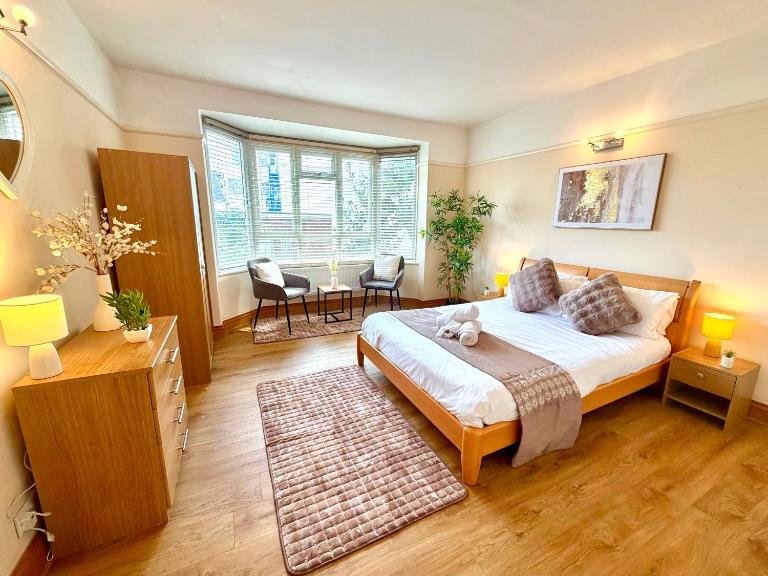Spacious Three Bedroom in Bournemouth - 5 Mins Walk to Beach - Free Parking - B&B Bournemouth
