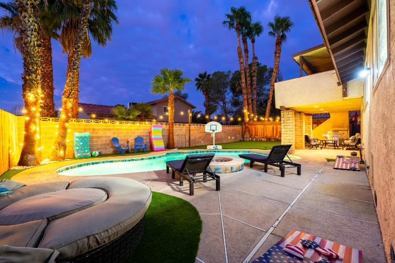 Strip-side Villa Pool, Mini Golf, Casino games - B&B Las Vegas