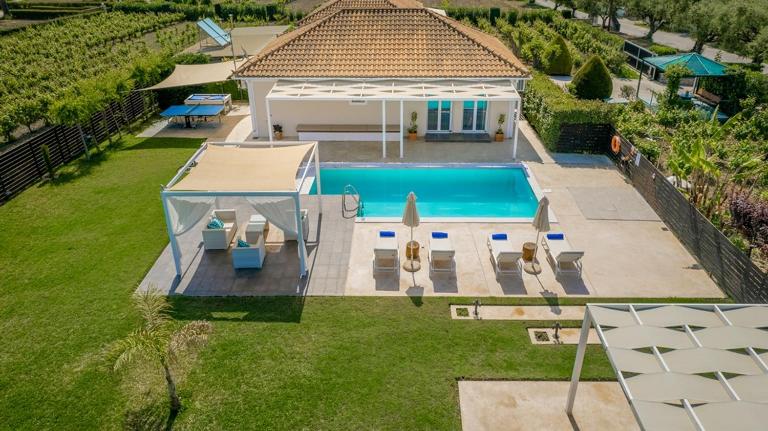 Madini Luxury Villa with free Pool Heating - Chambres d'hôtes Vanáton