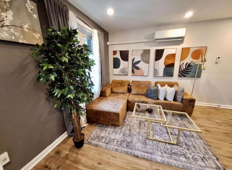 Bi-Level 3 BR plus Finished Basement that Sleeps 12 - B&B Philadelphia