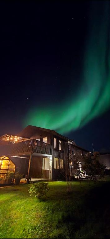 Apartment in Tromsø, located between the Arctic Cathedral and The Cable Car with EV Ch Station - Ferienwohnung Tromsø