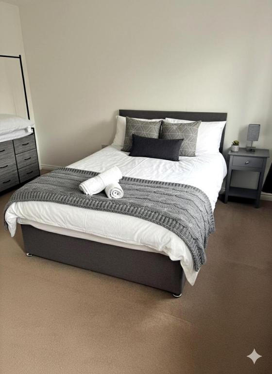 Colchester Retreat: 4BR 2BATH Ample Street Parking - Bed and Breakfast Colchester