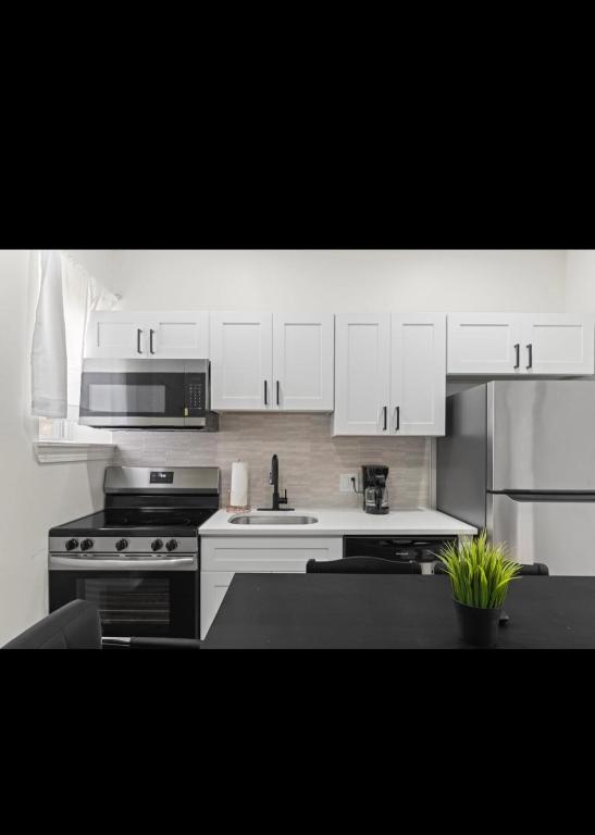 Modern 2 bedroom 1 bath unit 2 Near Airport, Xfinity Arena and Eagles Stadium - B&B Philadelphia
