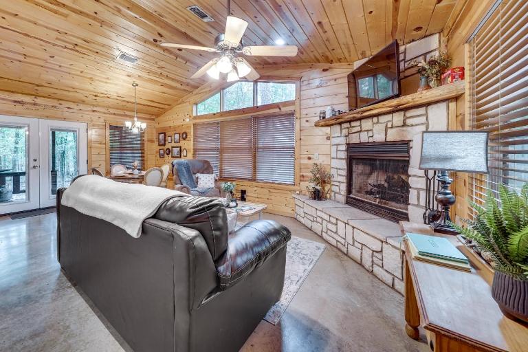 Hot Tub & Deck: Broken Bow 'Azalea House' - B&B Broken Bow