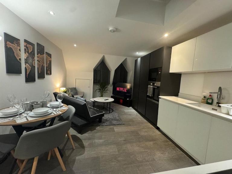 2BR Flat in Prime Location - B&B Slough