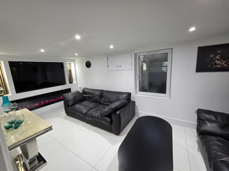 Stylish 6-Bedroom House, Town Centre, Sleeps 14, With Garden - B&B Merthyr Tydfil