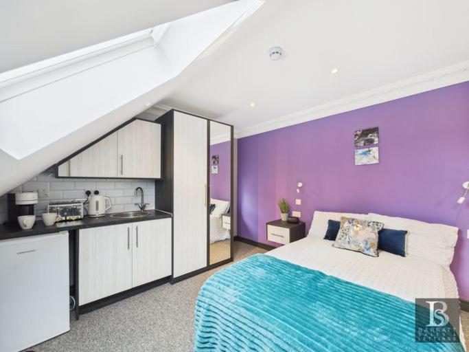 Luxury room's with ensuite and kitchen, parking in Slough Centre - B&B Slough