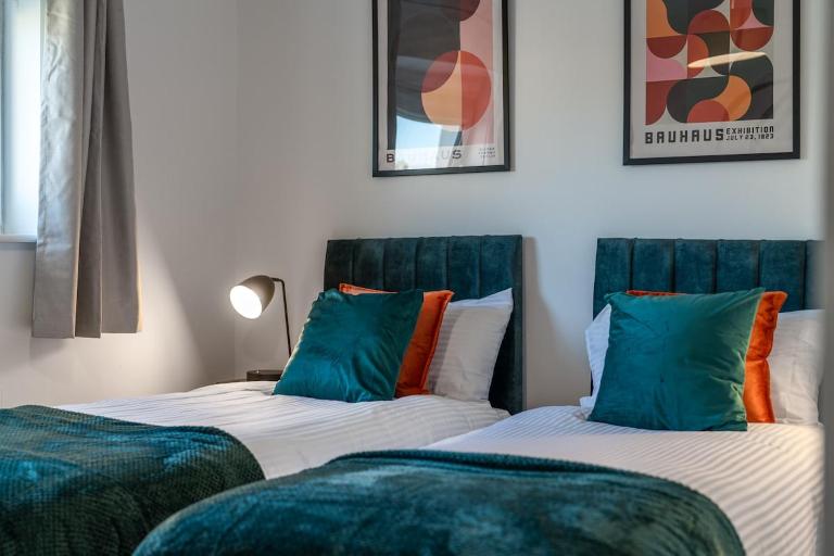 Modern Comfort 2BR Flat for 5 Central & Quite - B&B Hatfield