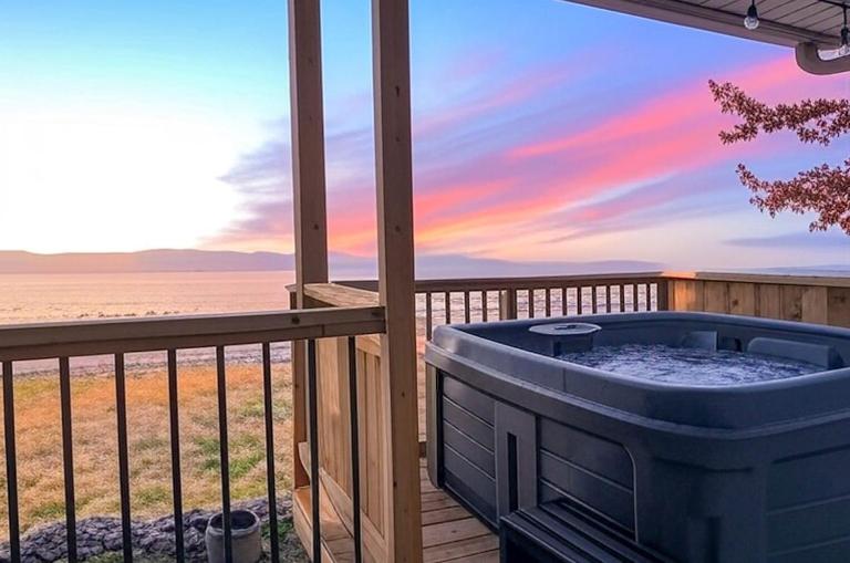 Chalet 691 Waterfront with Spa, Fireplace, WiFi & AC - B&B Cap-Saint-Ignace