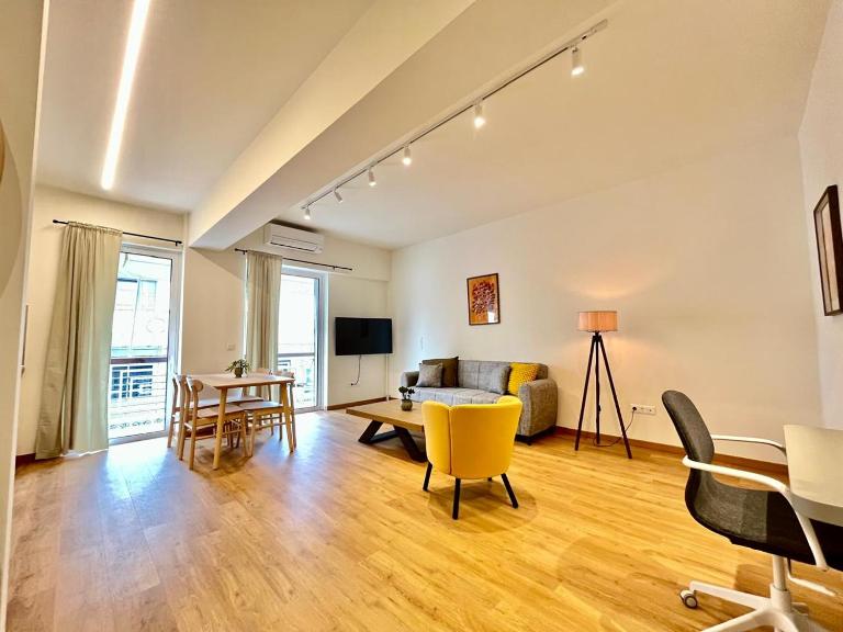 Dafne Athens renovated apartment 170m from Metro - B&B Athens