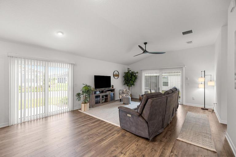Spacious 2BR in The Villages With Golf Cart and King Bed - B&B Sumterville