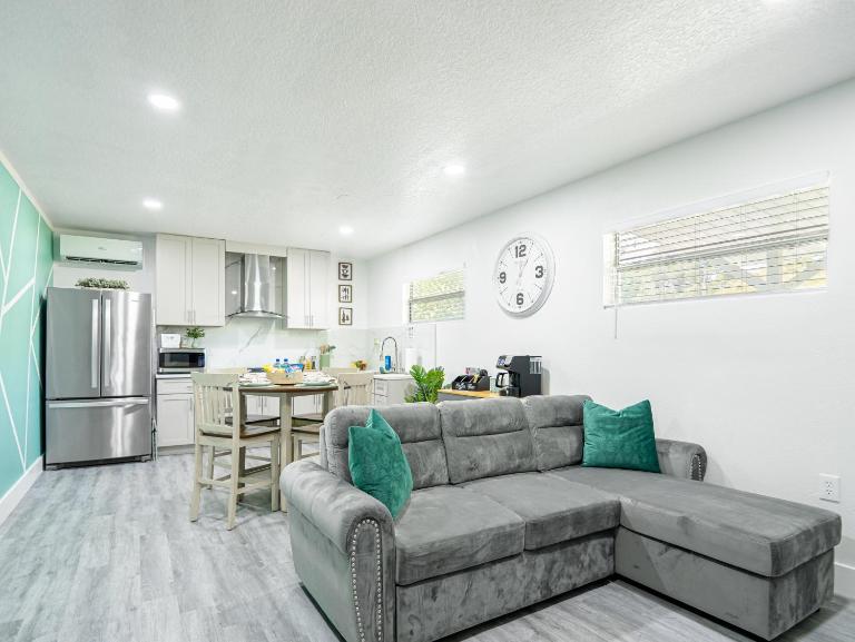 Dora's Haven Getaway-Cozy 1Bedroom with Boat or Camper Parking- Free - B&B Mt. Dora