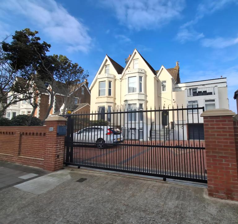 By-the-Beach, Sea view 2 bedroom Loft Studio Apartment & Free Parking - B&B Portsmouth