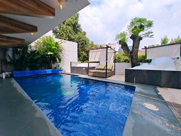 Loft lujo estilo y diseño, alberca, Cuernavaca somos los únicos en ofrecerte 2 jacuzzis tipo Spa con agua caliente y sistema de hidromasaje, alberca con calefacción ecológica, amplia cama de alberca, 3 pantallas, terraza privada con asador de carbon, WiFi - Ferienwohnung Cuernavaca