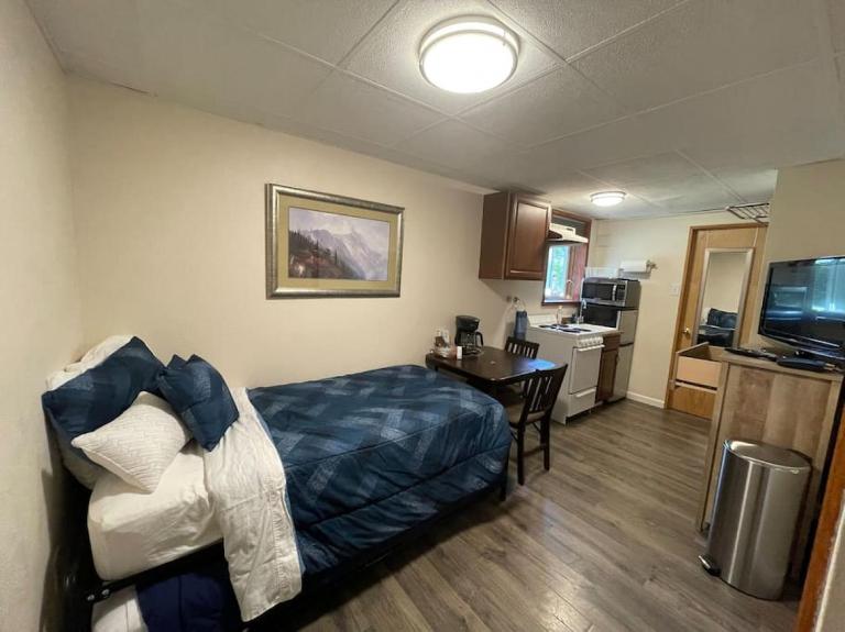 Cozy studio, walk to downtown, near restaurants - Bed and Breakfast Fairbanks