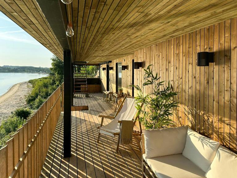 Small Beach House With Sea View At Little Belt - Chambres d'hôtes Middelfart