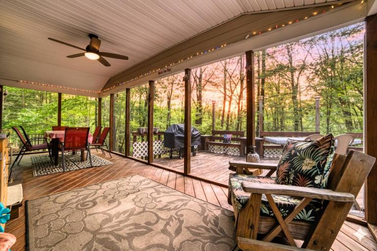 1mi to Lake Wallenpaupack | Firepit | Pet Friendly - B&B Greentown