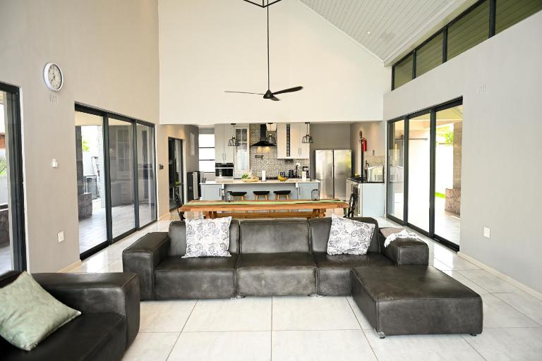 Architect-Designed Home with Pool - B&B Victoria Falls